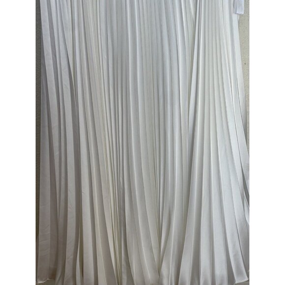 Elegant White Pleated Dress - Picture 11 of 14